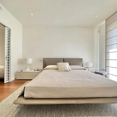 Modern - Luxury 马里纳-迪-皮特拉桑塔